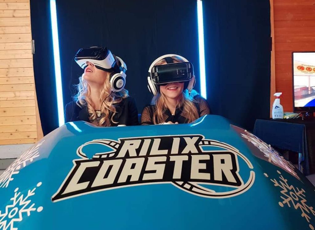 Dos chicas jóvenes inmersas en una simulación dentro de un vagón azul