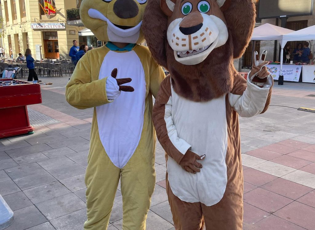 Timón con su amigo Alex de Madagascar, en una plaza.