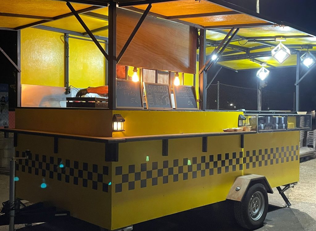 Food truck decorada como taxi de Nueva York para hacer comida rápida en eventos