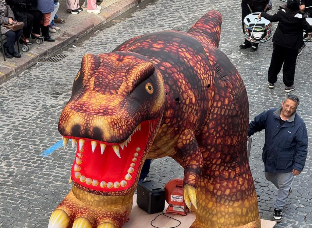 DINOSAURIO HINCHABLE 1