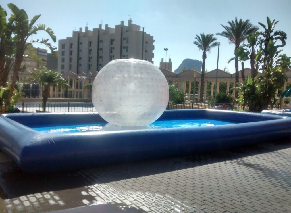 Piscina-con-bola-zorb
