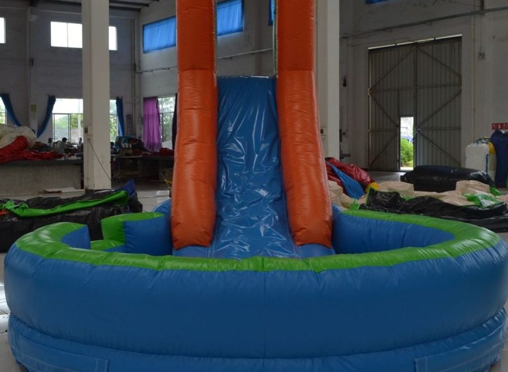Tobogan-Azul-con-piscina